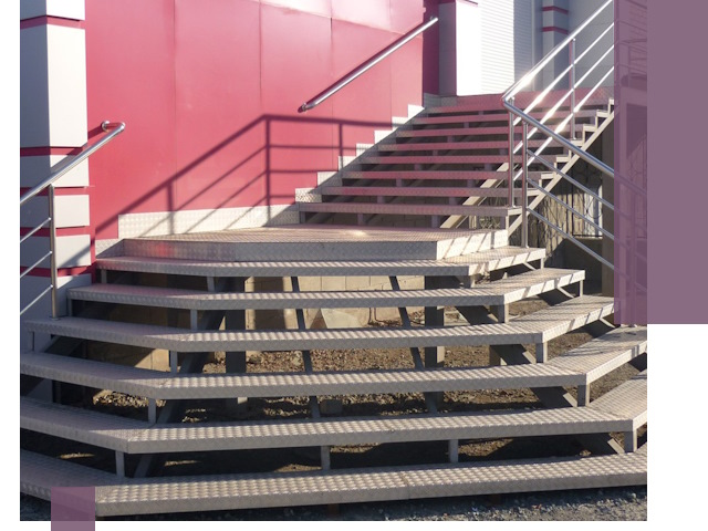 Лестницы для магазина в Ломоносове — изготовление и монтаж