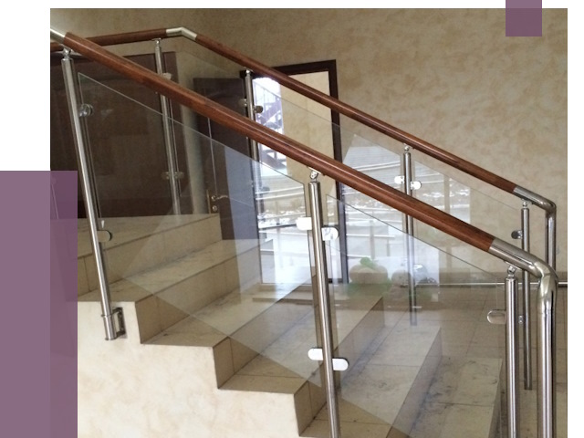 Комбинированные перила из металла и дерева в Ломоносове