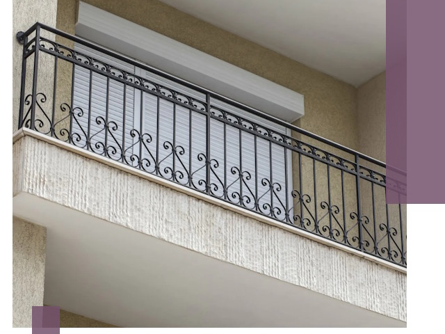 Балконные ограждения из металла и стекла в Ломоносове для домов