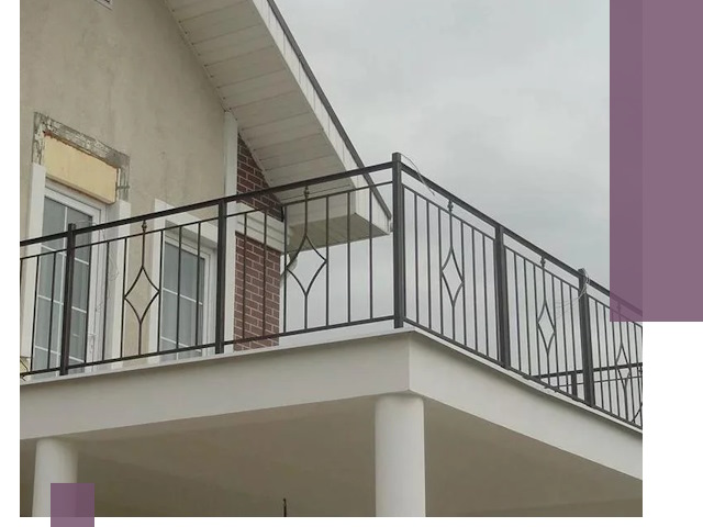 Изготовление балконных ограждений в Ломоносове из металла и стекла