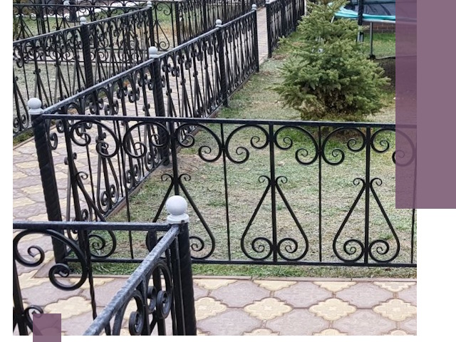 Кованые газонные ограждения под ключ в Ломоносове